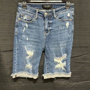 Judy Blue women’s distressed Bermuda shorts‎ size S / Box 13-27